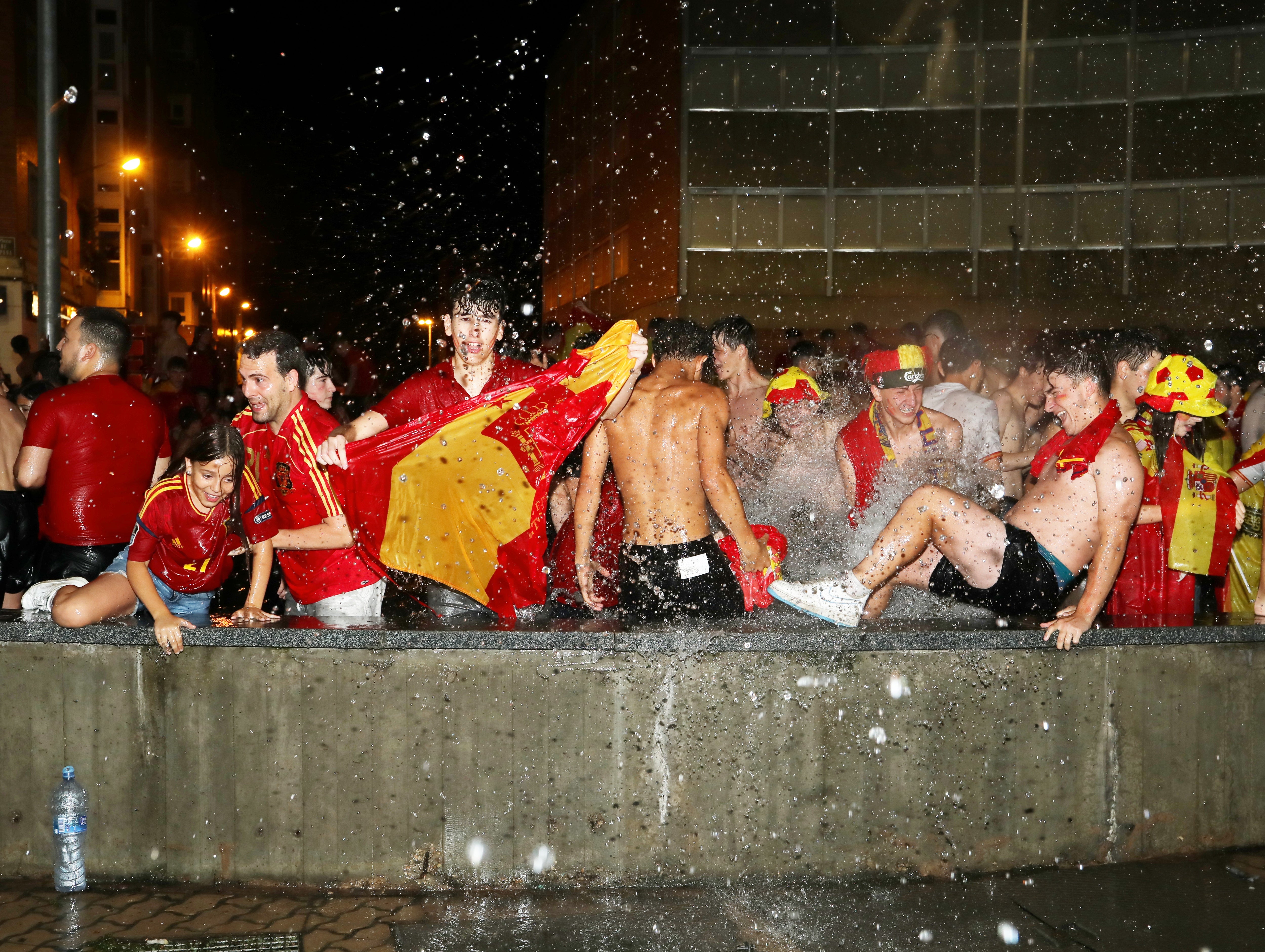 Palencia se baña en la fuente de la plaza de España para celebrar la Eurocopa