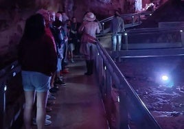 Visita al interior de la Cueva de los Franceses.