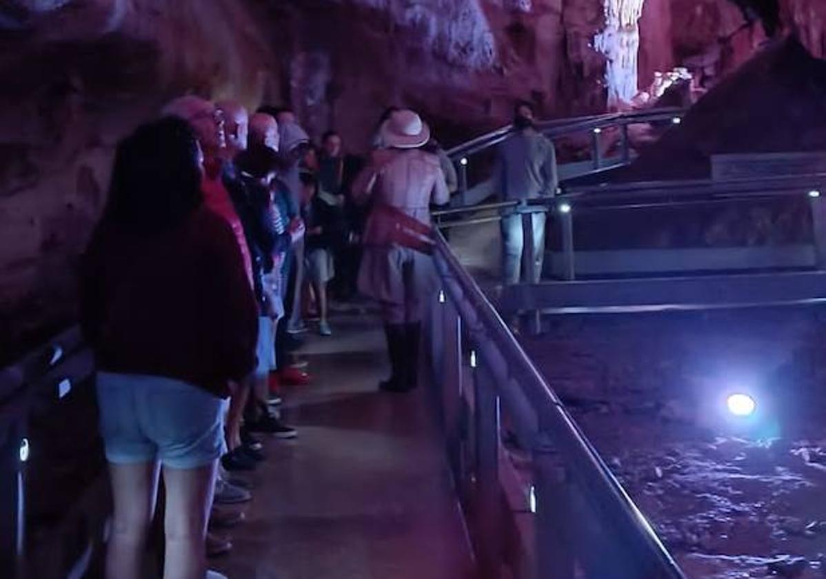 Visita al interior de la Cueva de los Franceses.