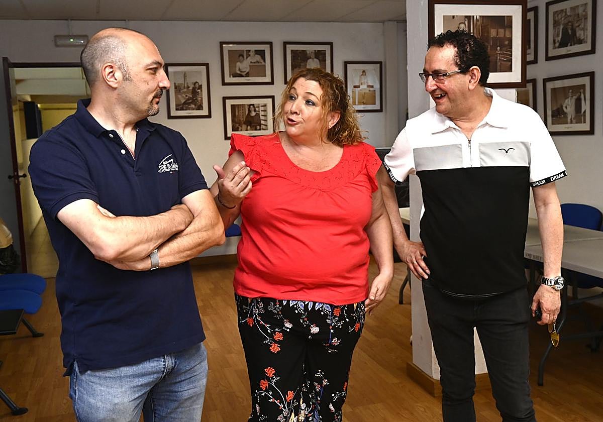 La presidenta Ana Belén Pastor, acompañada por los directivos Tomás Hernández (i) y Miguel Ángel Peñas.