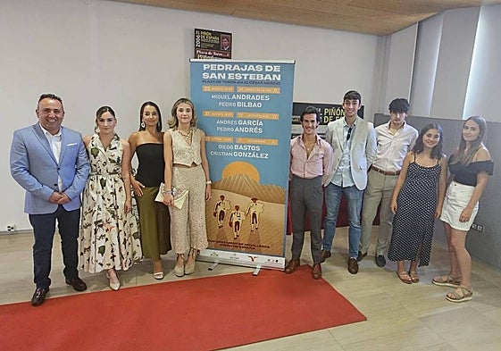 El alcalde de Pedrajas de San Esteban junto a las Reinas de las Fiestas 2023 y 2024 y tres de los novilleros acartelados.
