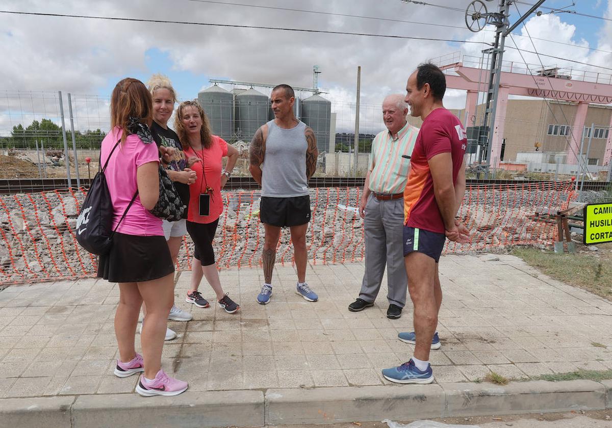 Vecinos del Camino Viejo de Husillos entonan el &#039;No nos moverán&#039;