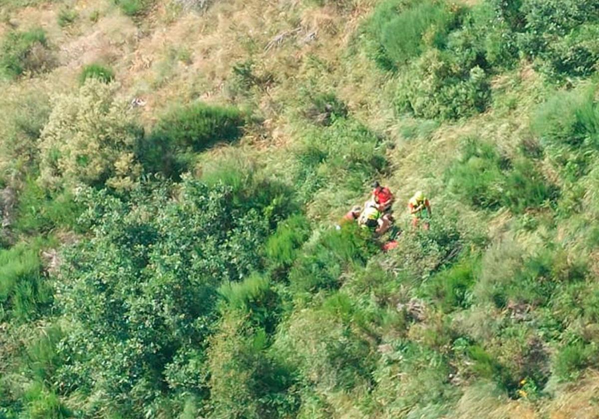 Rescate de un joven tras sufrir una caída por la ladera de un monte en Cofiñal, en León, este domingo.