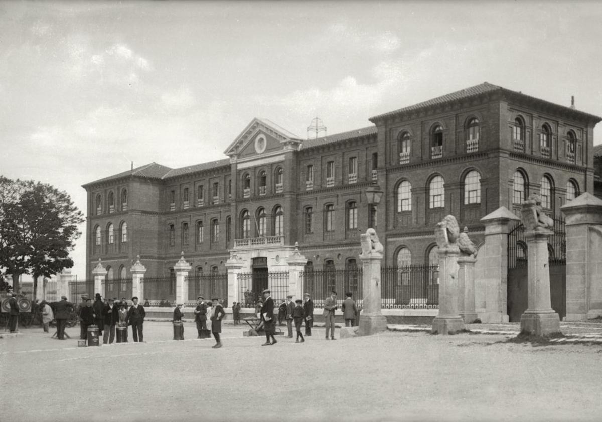 Imagen principal - El instituto en una fotografía de 1910. Abajo, la piscina deportiva que se construyó en los años sesenta, hoy desaparecida. A la derecha, una imagen de los años setenta en la que los coches aparcaban a la puerta del edificio de la Plaza de San Pablo.