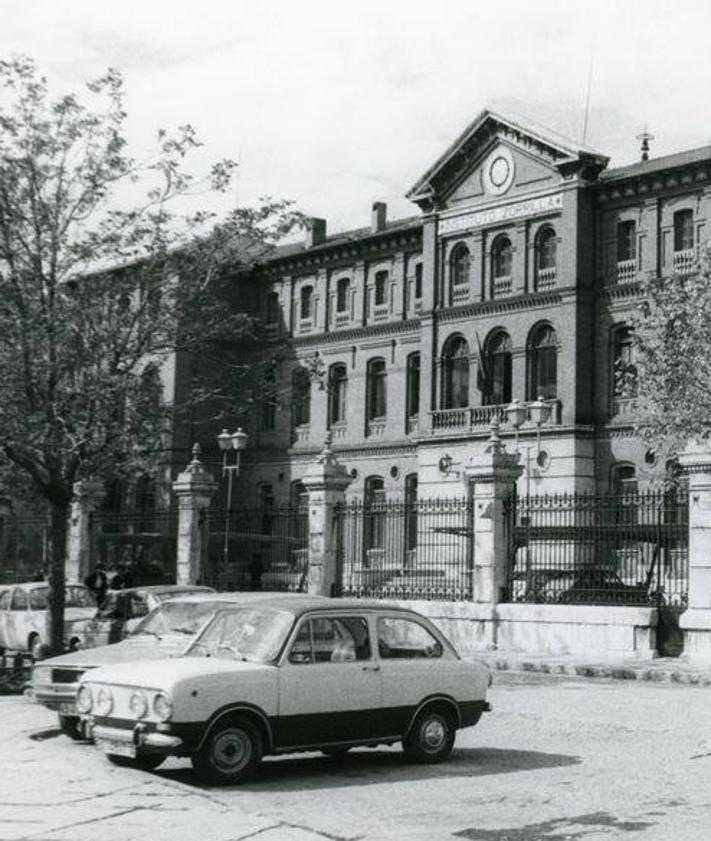 Imagen secundaria 2 - El instituto en una fotografía de 1910. Abajo, la piscina deportiva que se construyó en los años sesenta, hoy desaparecida. A la derecha, una imagen de los años setenta en la que los coches aparcaban a la puerta del edificio de la Plaza de San Pablo.