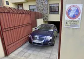 ¿Se puede aparcar el coche en la entrada de un garaje sin vado?