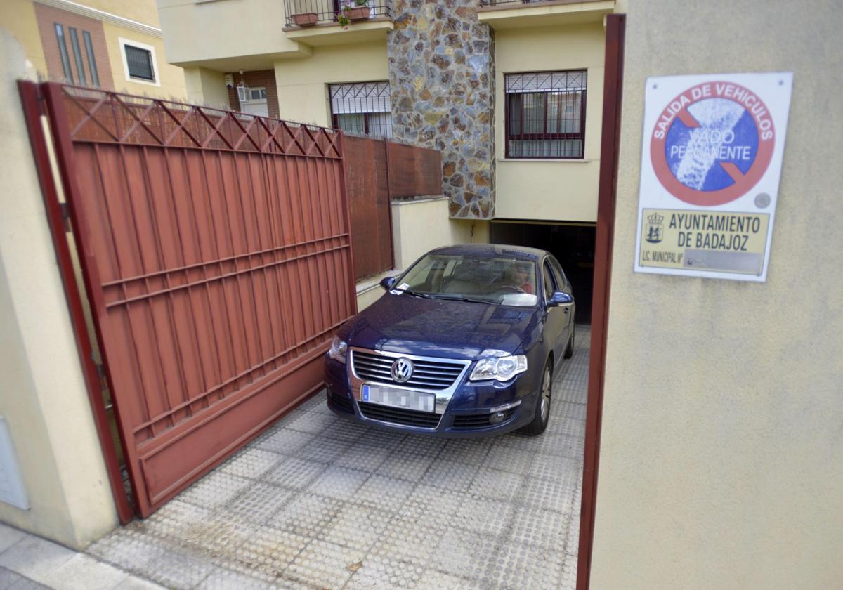 Un coche sale de un garaje que cuenta con un vado municipal y regulado.