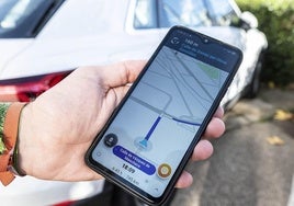 Aplicación de navegación 'Waze', instalada en un teléfono móvil.
