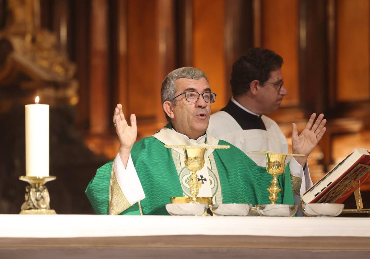 Luis Argüello, durante la misa previa al traslado de la Vera Cruz hasta San Miguel.