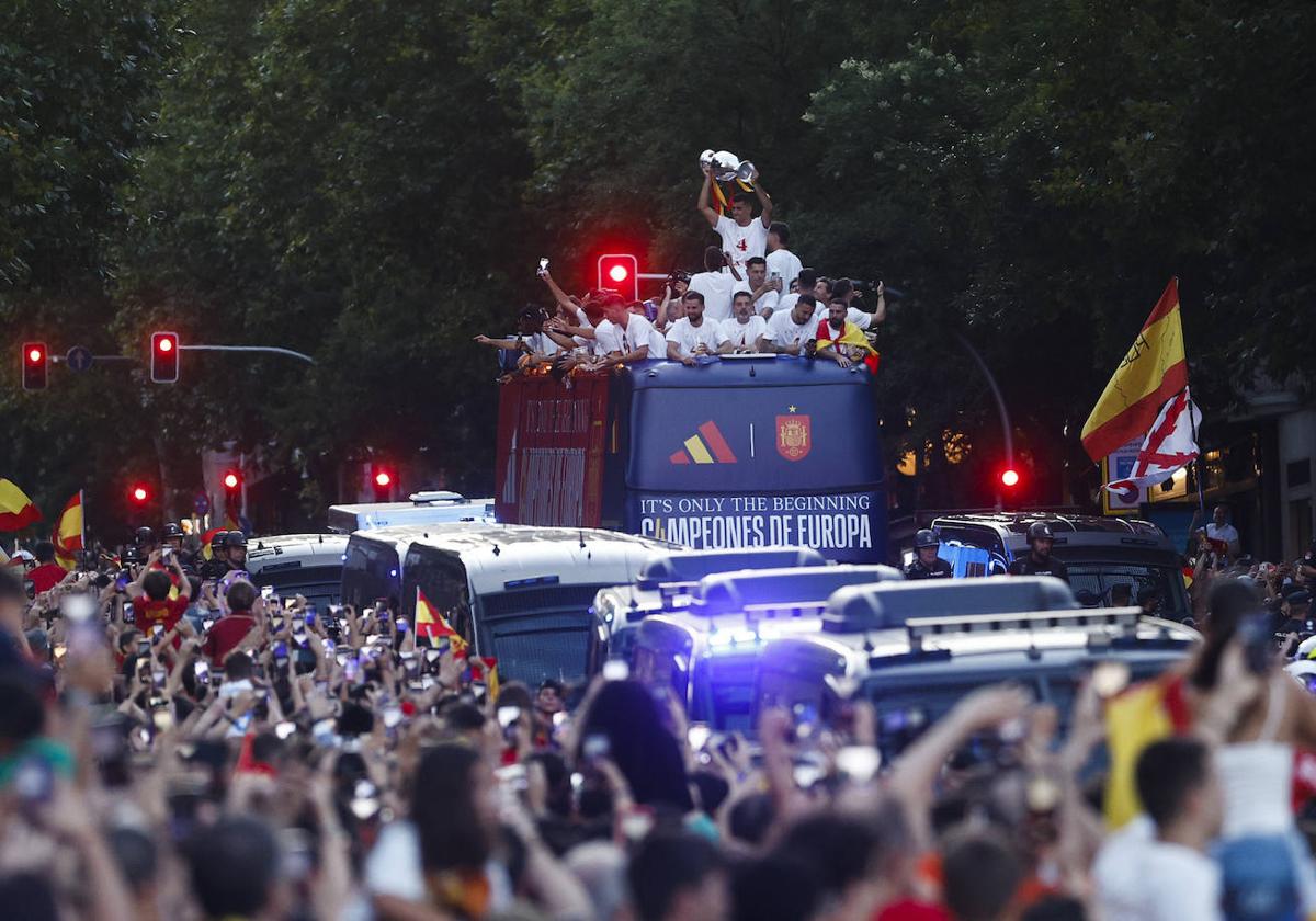 Paseo triunfal de la selección española por las calles de Madrid.