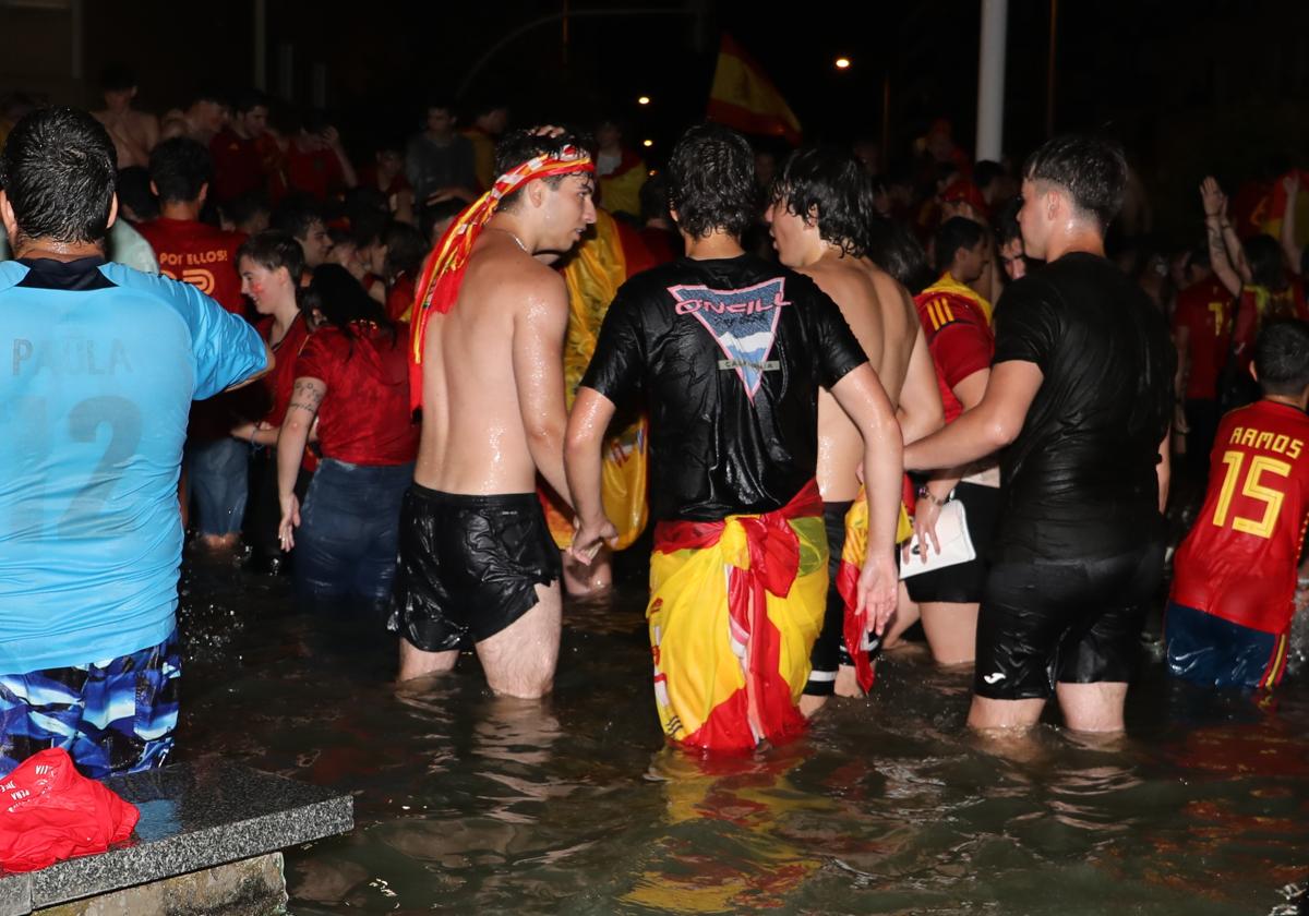 Celebración tras la victoria de la selección en la plaza de España.