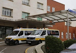 Dos ambulancias a la entrada del Hospital Río Carrión en una imahen de archivo.