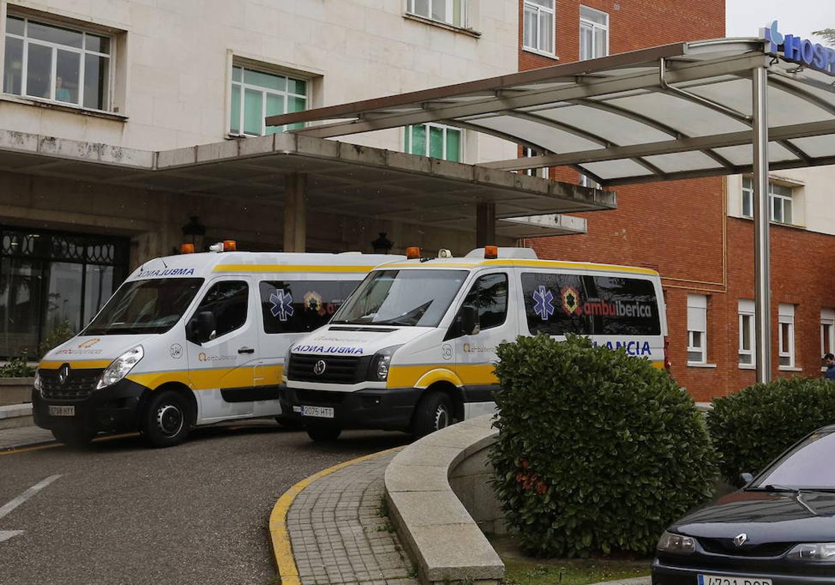 Dos ambulancias a la entrada del Hospital Río Carrión en una imahen de archivo.