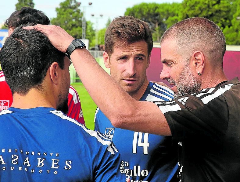 Ramsés charla con varios jugadores.