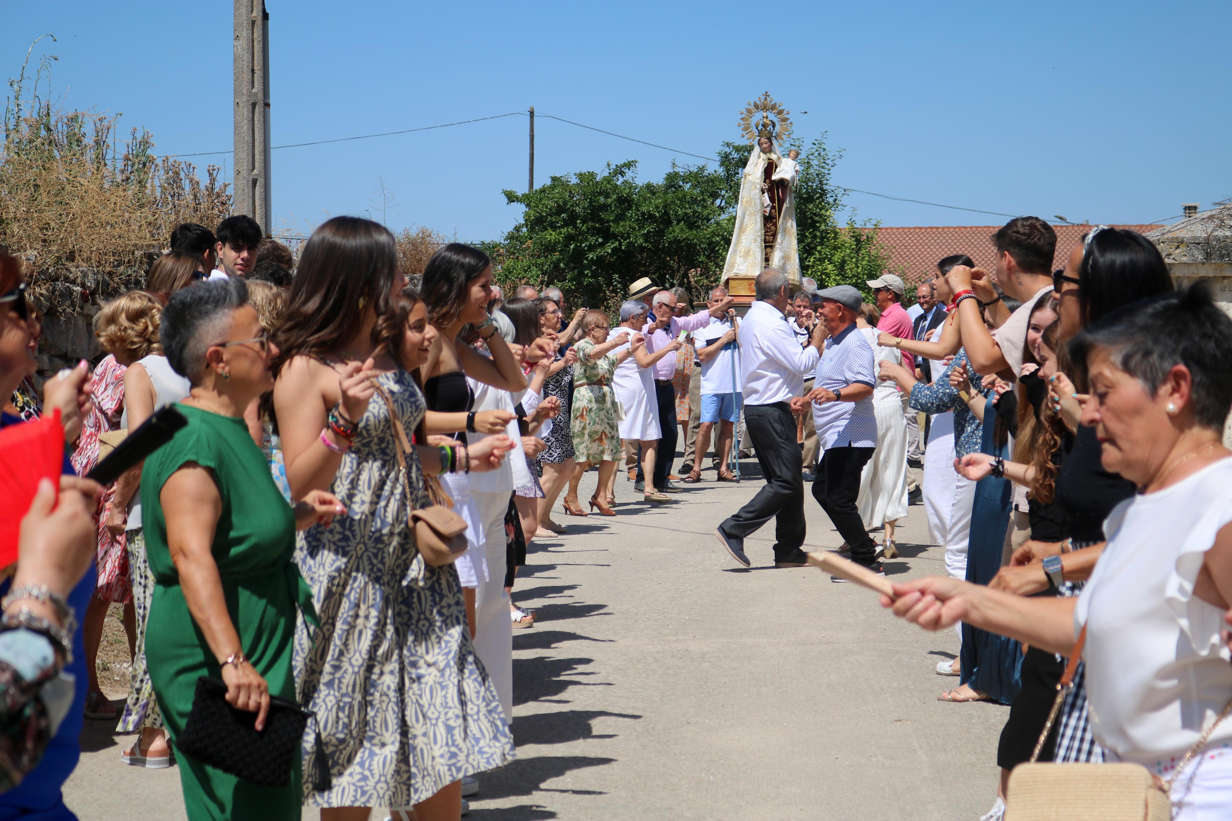 Cevico Navero se rinde a la Virgen del Carmen