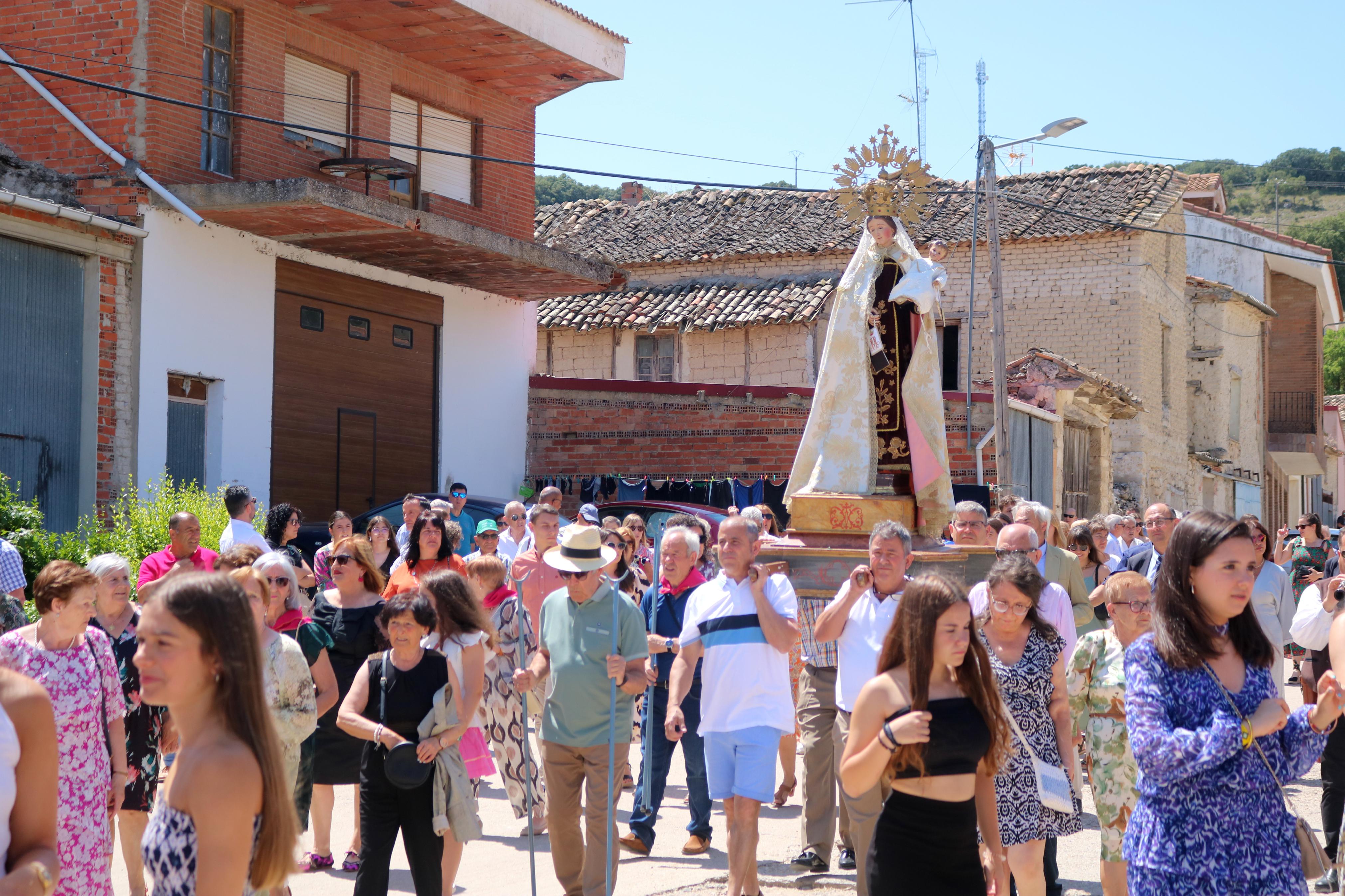 Cevico Navero se rinde a la Virgen del Carmen