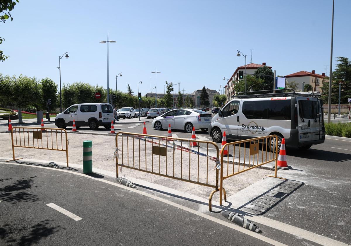 Obras de renovación del pavimento en la plaza de Colón, este martes.