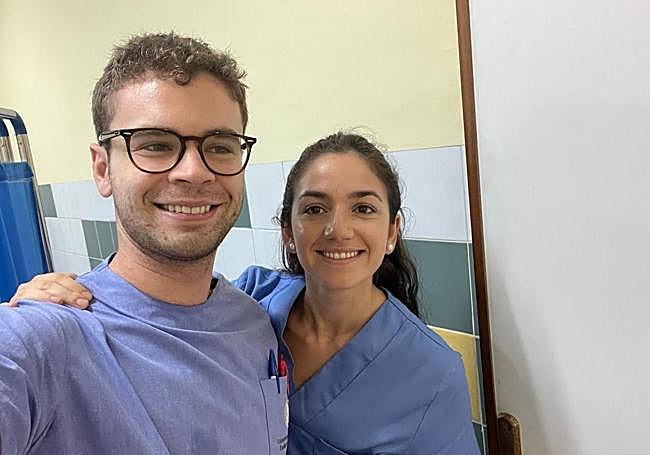 Javier Segovia y Alicia Novo, en uno de los hospitales del Congo.