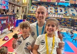 Cristina Centeno, el técnico Roberto Corona e Isabela Manrique en el campeonato.