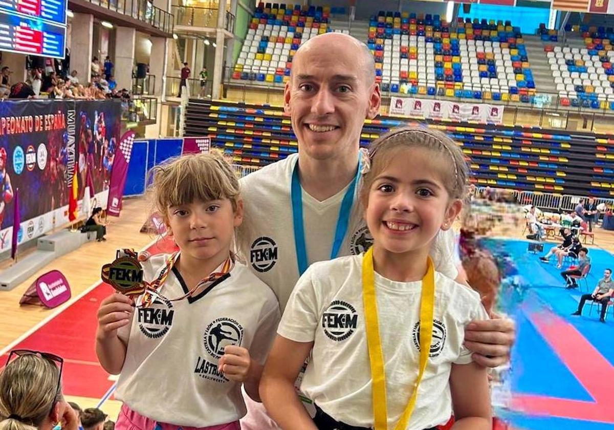 Cristina Centeno, el técnico Roberto Corona e Isabela Manrique en el campeonato.