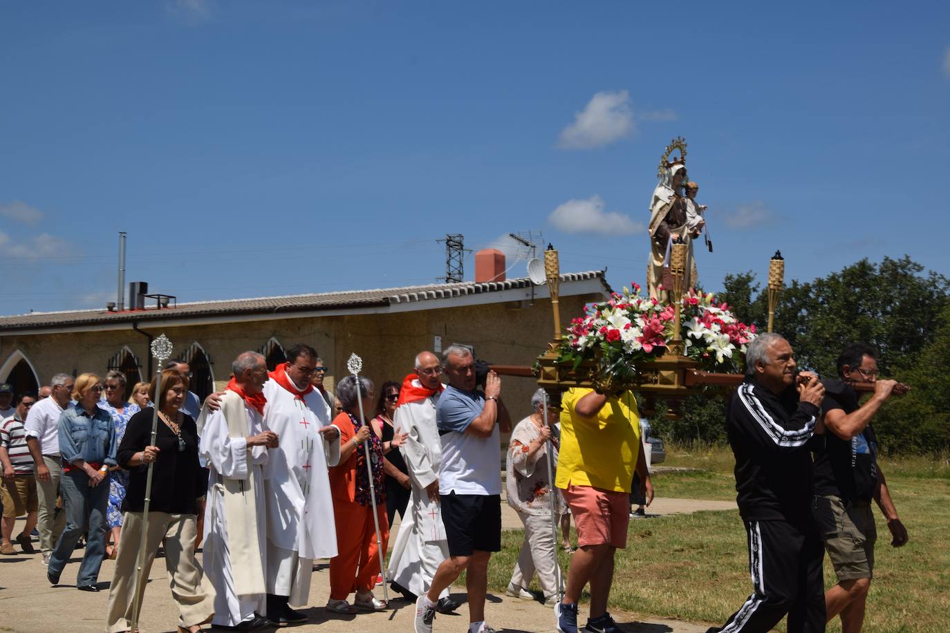 El buen tiempo acompaña a la Virgen del Carmen en Guardo