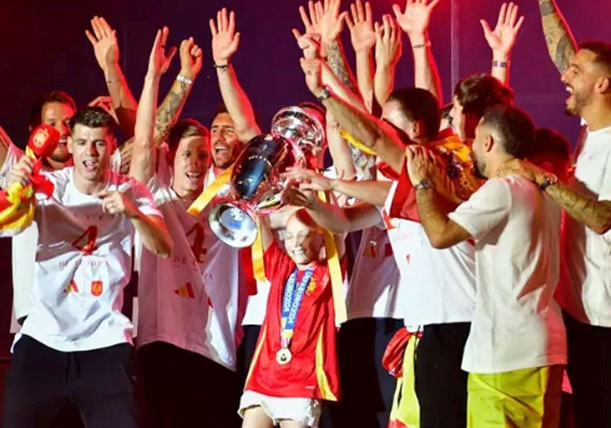 Los futbolistas junto a la pequeña María Camaño, durante la celebración.