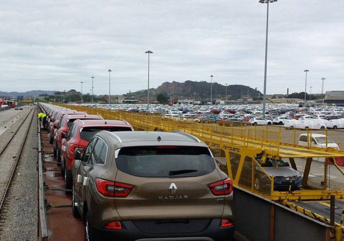 Tren parte cargado de coches desde la fábrica de Renault en Villamuriel de Cerrato.