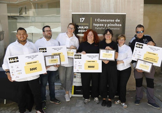 Ganadores del concurso, en el centro, de negro, las hermanas Silvia y Miriam Herrera, primeras clasificadas.