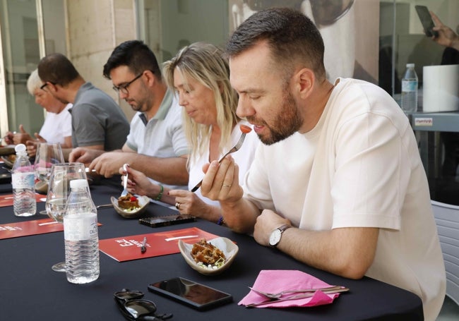 Jurado del concurso, en primer término el cocinero Raúl del Moral, junto a la periodista Loles Silva y, a continuación, el portavoz del jurado, el repostero Jorge Simó.