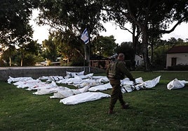 Los cuerpos de las víctimas de un ataque de Hamás, en ocutbre, yacen en el suelo en el kibutz Kfar Aza.