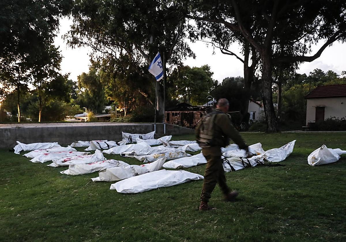 Los cuerpos de las víctimas de un ataque de Hamás, en ocutbre, yacen en el suelo en el kibutz Kfar Aza.