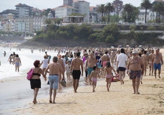 Paseantes en la playa del Sardinero, en Santander el domingo pasado.