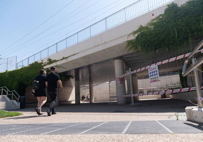 Zona vallada por la empresa que construirá el ascensor en la plaza de Rafael Cano.