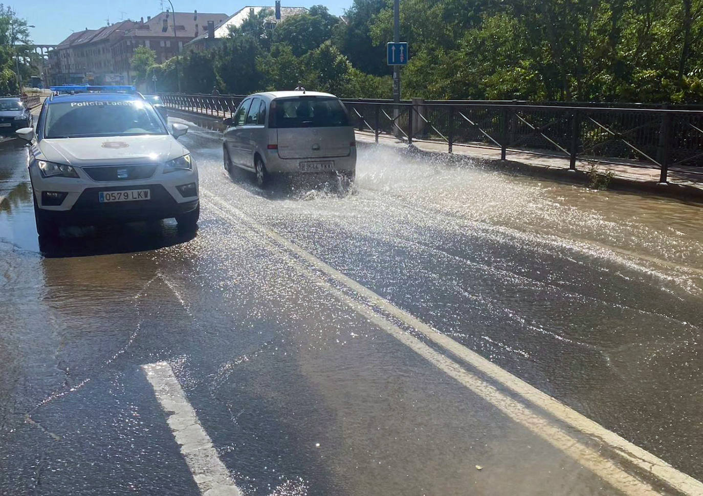 Fotografías del reventón de una tubería en Vía Roma