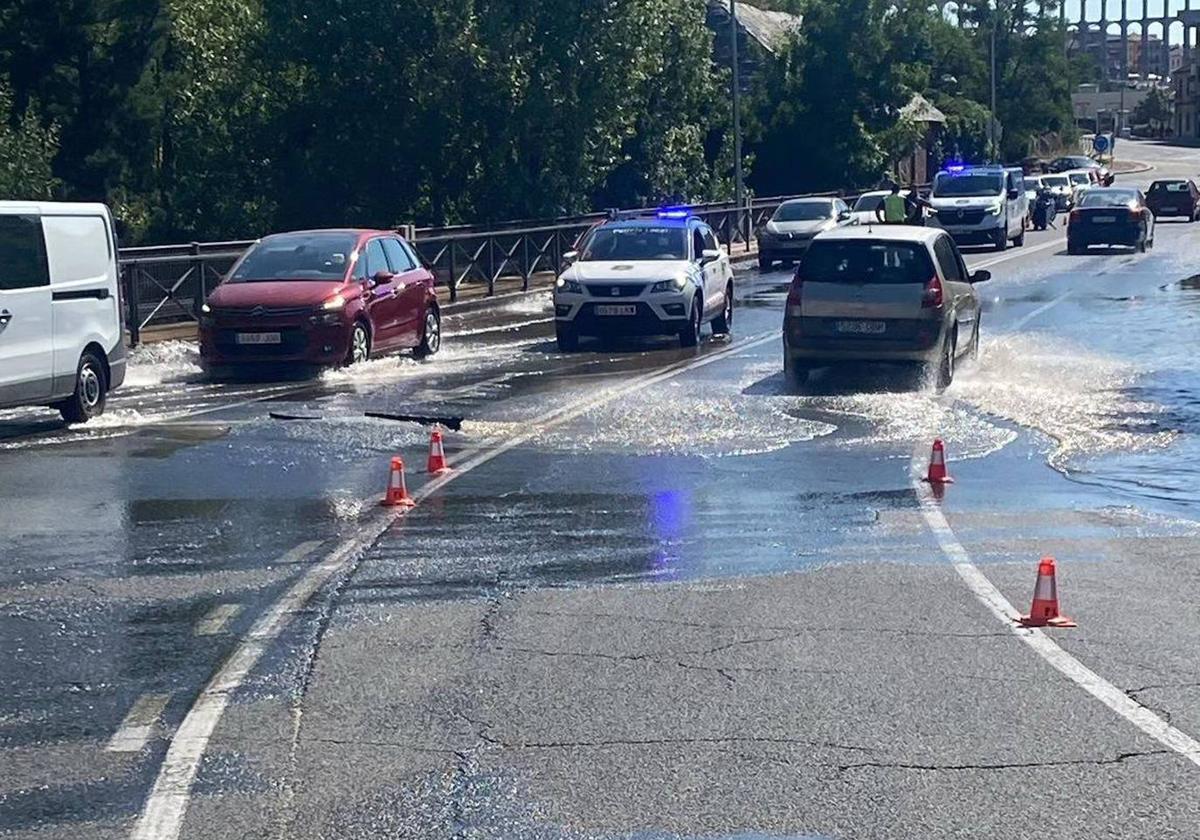 Fotografías del reventón de una tubería en Vía Roma