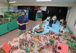 Abraham Nieto, en la exposición 'Los Playmobil que cuentan historias' en su nueva ubicación en Astudillo.