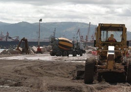 Imagen de archivo de obras en el puerto de Gijón, que sí recibirá fondos.