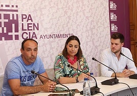 El portavoz de los vecinos del Camino de Husillos, con la alcaldesa y el concejal de Urbanismo.