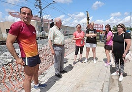 Javier Gredilla, con otros vecinos, junto a las obras del Ave en el Camino viejo de Husillos.