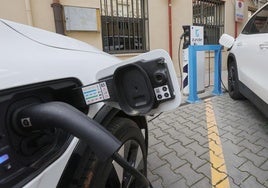 Postes de recarga de coches eléctricos en la plazuela de la Sal.