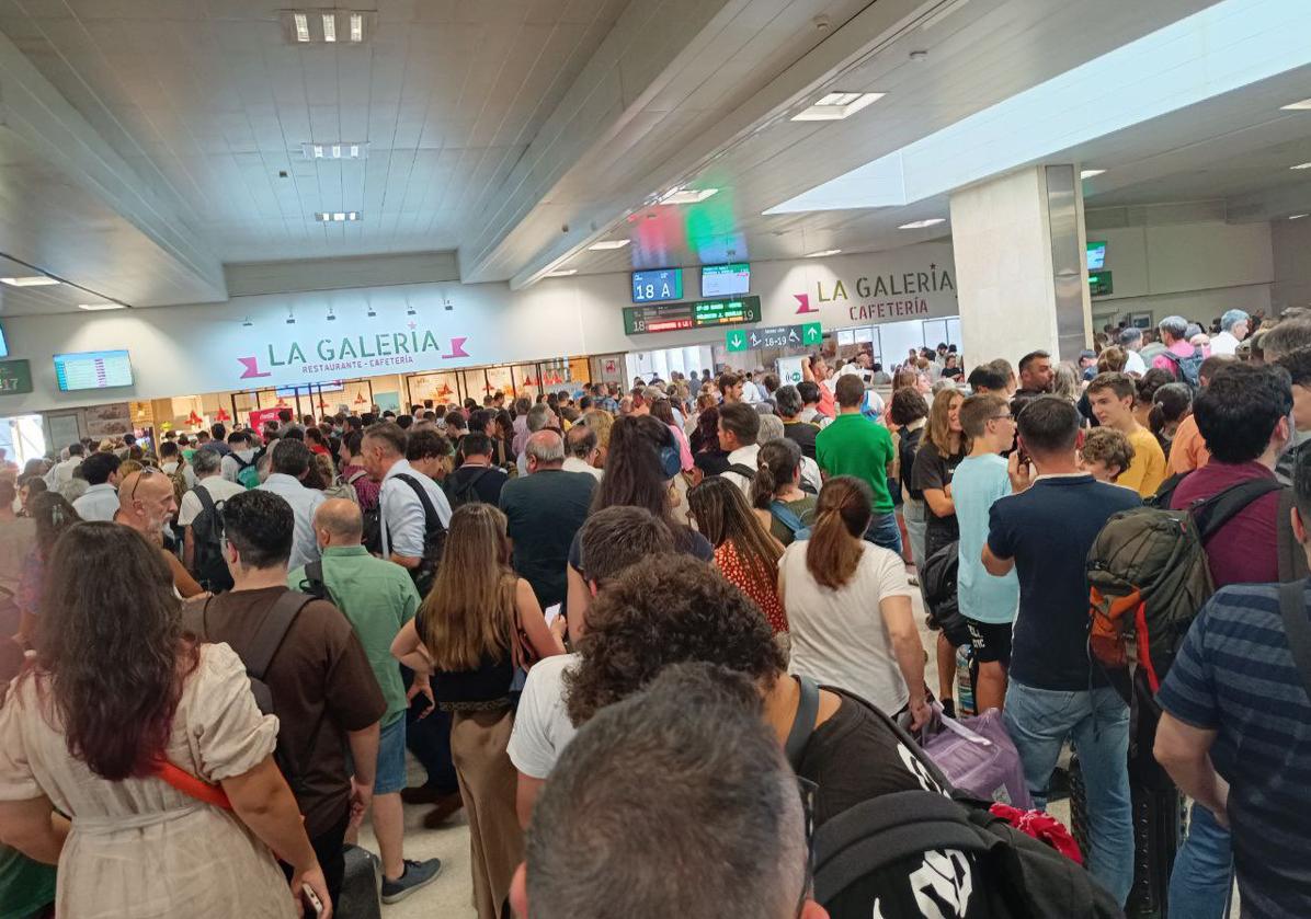 Cientos de personas esperan en Chamartín la salida de los trenes en dirección Segovia.