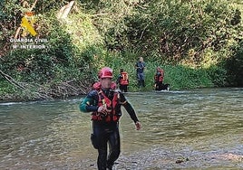 Especialistas de actividades subacuáticas de la Guardia Civil en el río Carrión.