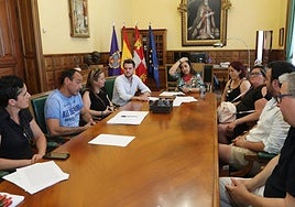 Reunión de la alcaldesa y el concejal de Urbanismo con los vecinos del Camino Viejo de Husillos.