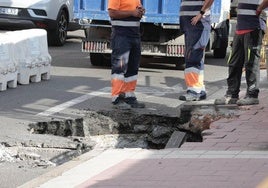 Socavón junto a la parada de autobús a la altura del número 55 de la Avenida de Segovia