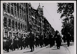 Un momento del desfile militar por la Acera de Recoletos el 18 de julio de 1938.