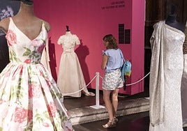 Prendas diseñadas por Balenciaga expuestas en la sala de Las Francesas
