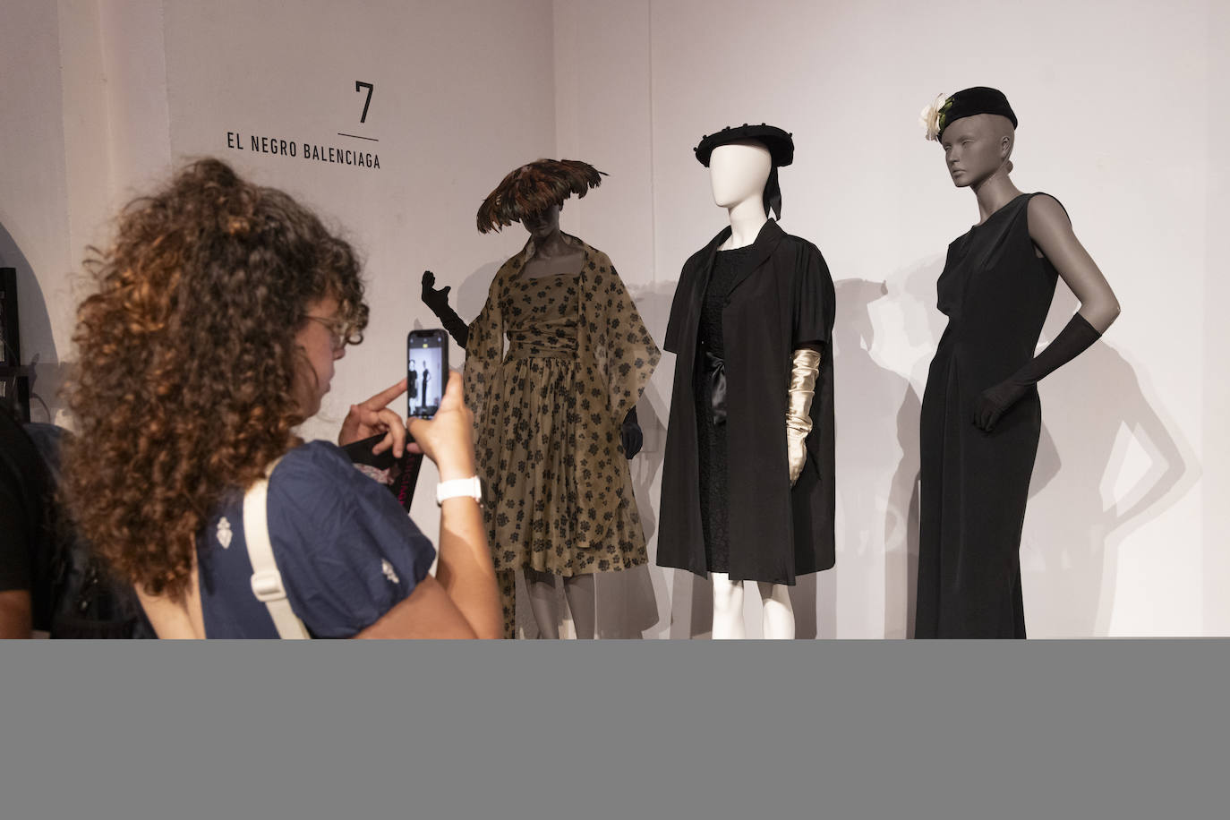 Fotos de las prendas geniales de Balenciaga que pueden verse en Valladolid