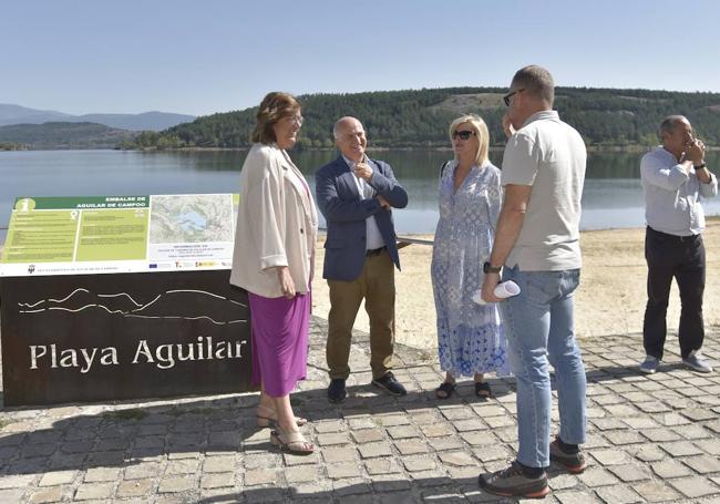 La presidenta de la Diputación, Ángeles Armisén, a la izquierda, en la visita.