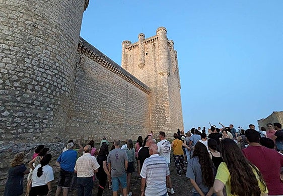 Más de un centenar de vecinos observan las grietas del castillo guiados por el arquitecto