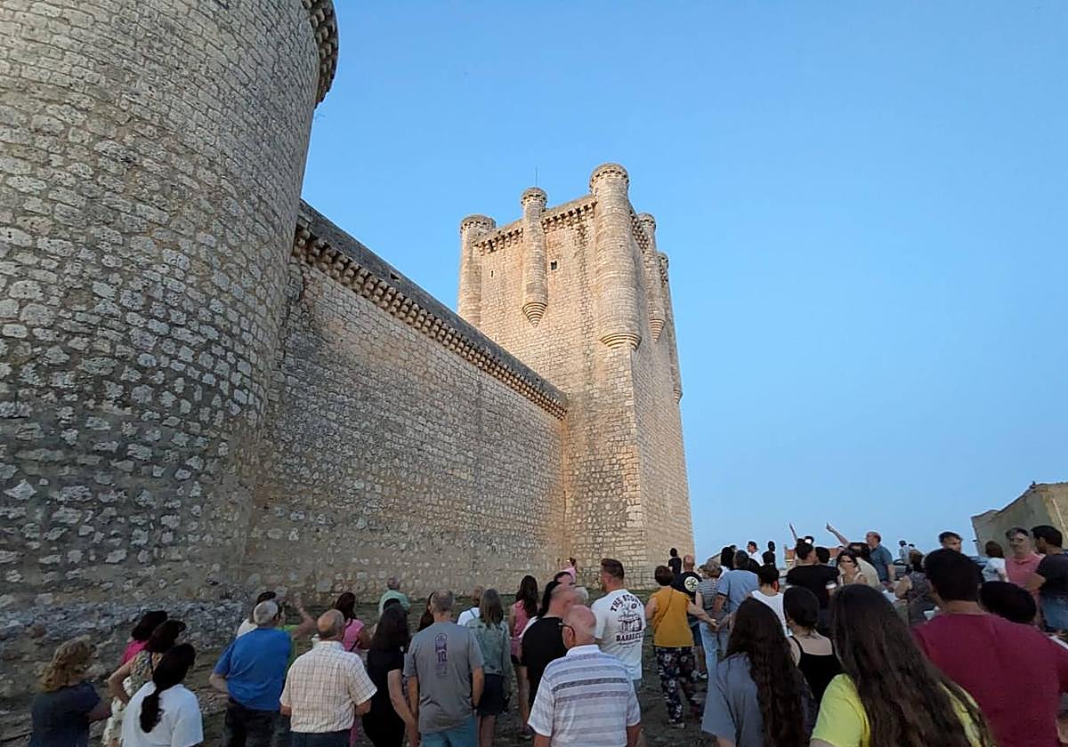 Más de un centenar de vecinos observan las grietas del castillo guiados por el arquitecto